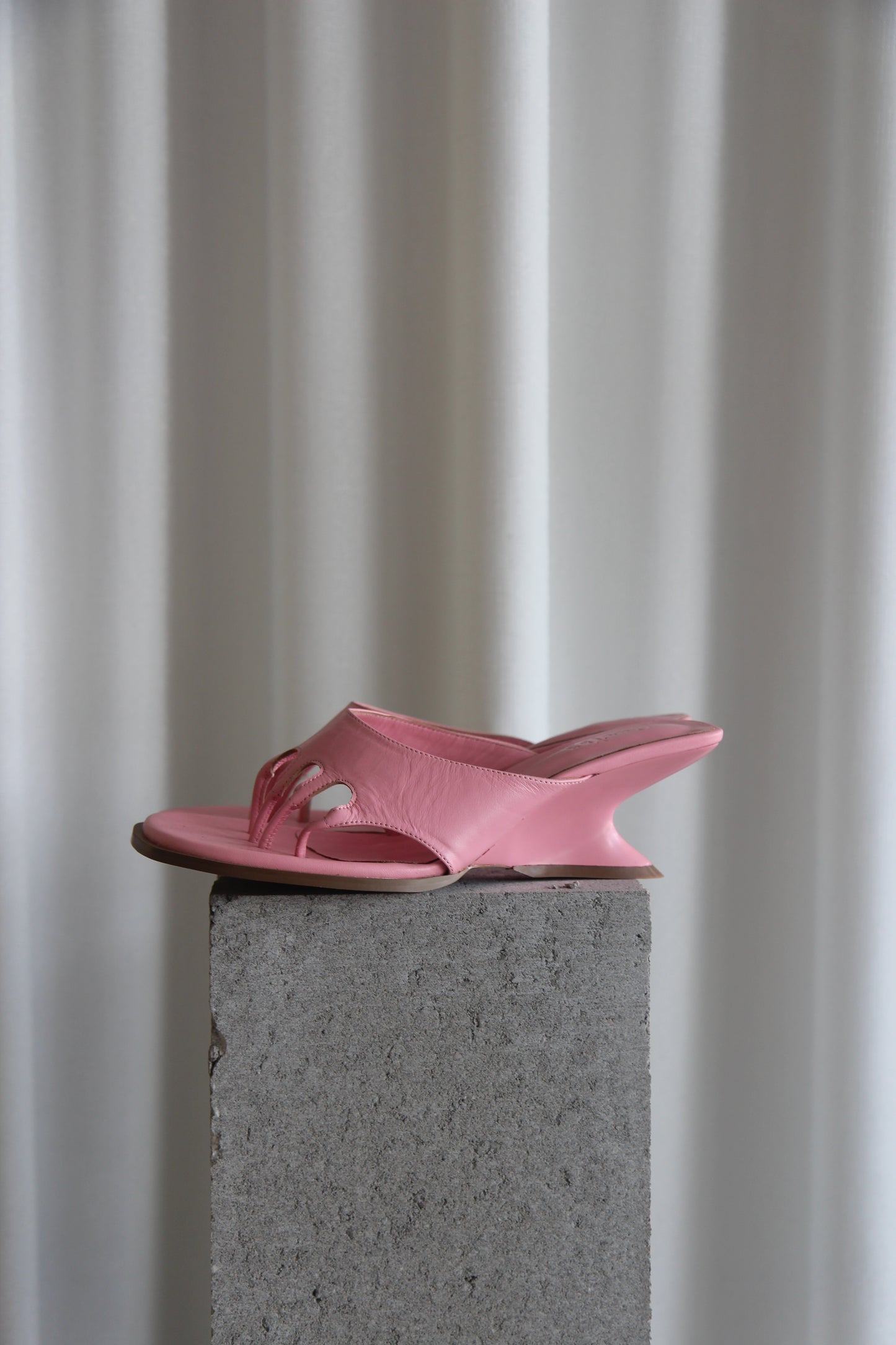 TOE POST WEDGE PINK