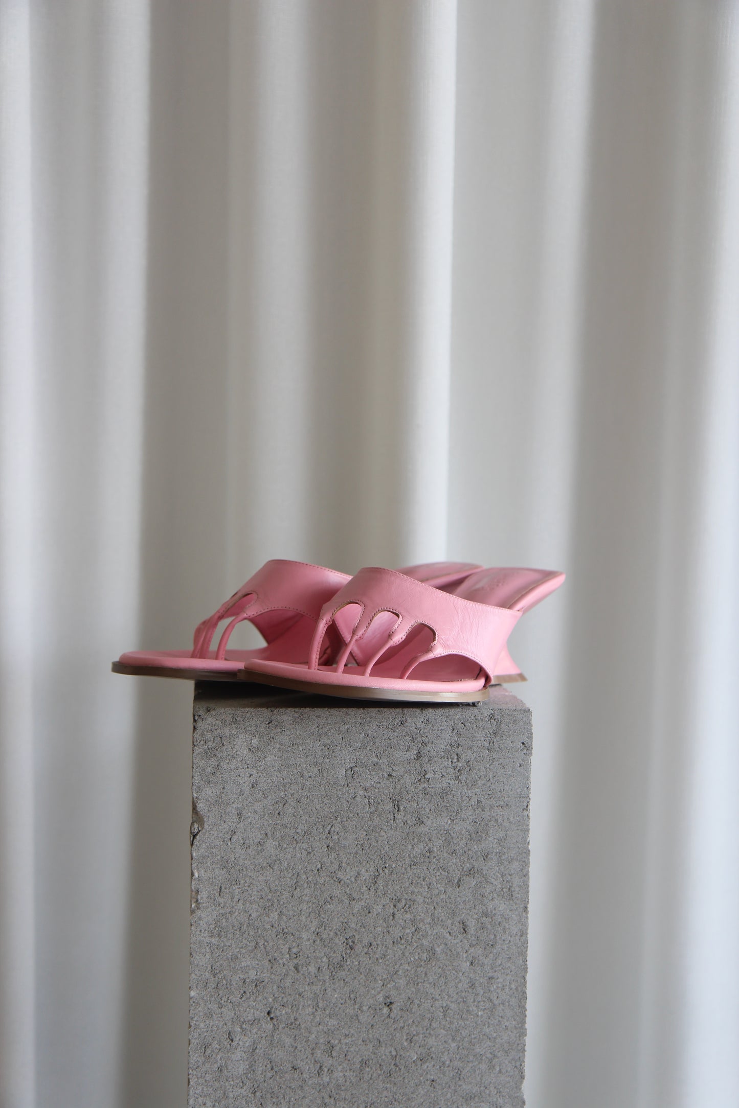TOE POST WEDGE PINK
