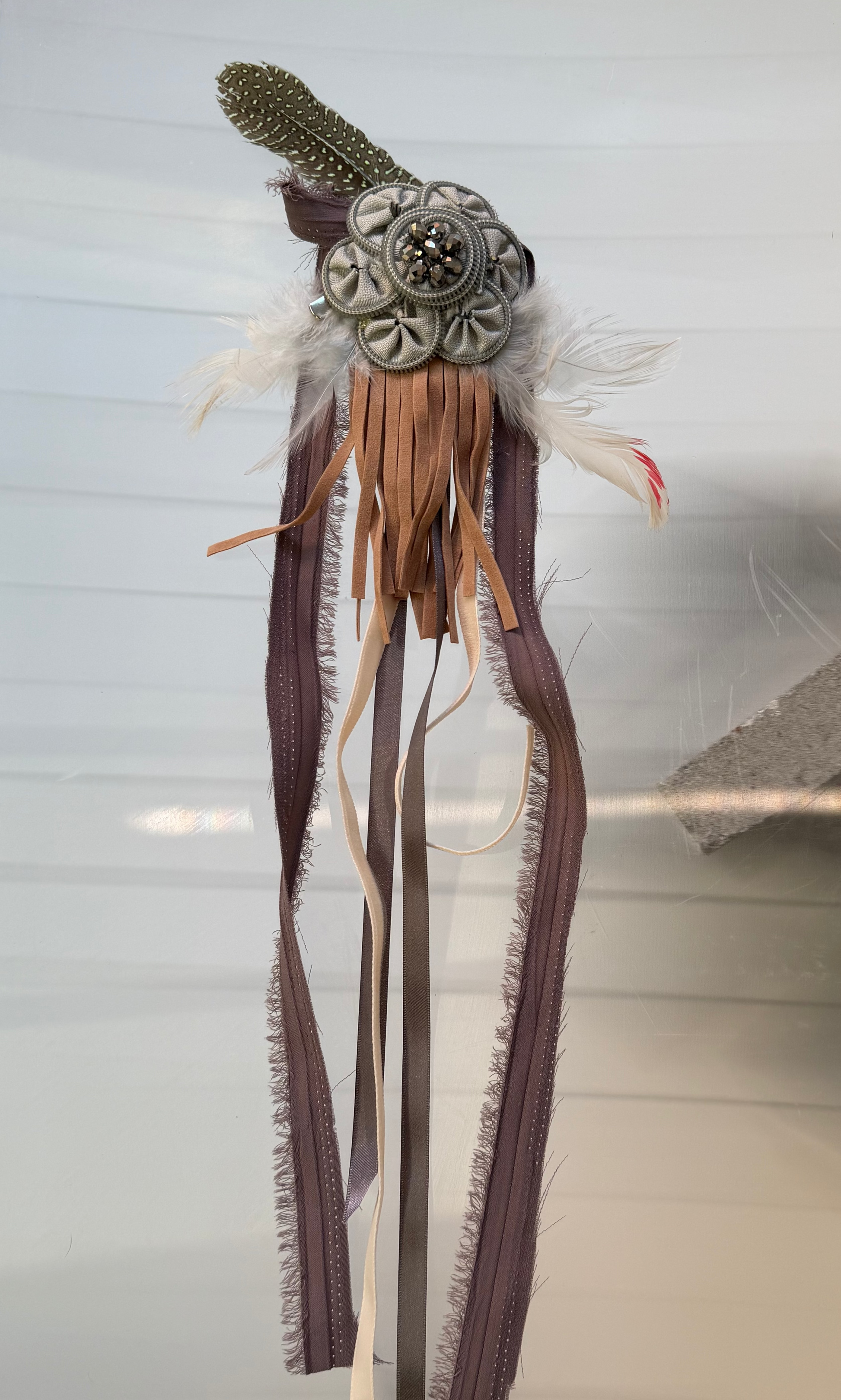 Edition: 1/1
Materials: Japanese marabou feathers, deadstock embellishments, ribbon
Fastening: Pin back and alligator clip
Made in: Meanjin, Australia
Care instructions: Keep dry and store flat
Collection: Gussy Objects 001